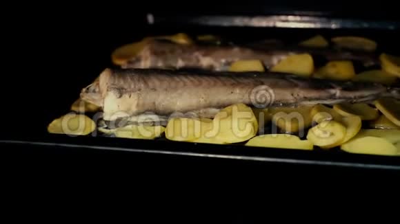 炸鱼和薯条鱼和土豆在烤箱里烤健康的烹饪美味的食物视频的预览图
