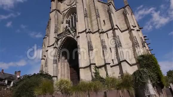 在法国诺曼底的利西欧教堂的正面视频的预览图