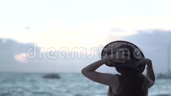 海滩上美丽的孤独女孩视频的预览图