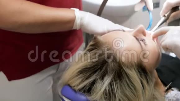 特写4k的牙科医生与女性病人合作的镜头视频的预览图