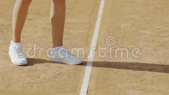女士提供网球舒适的运动鞋腿部特写视频的预览图