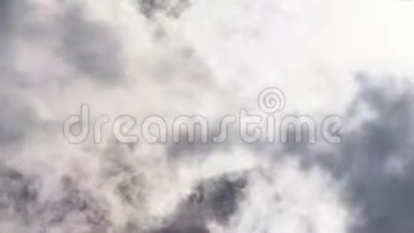 太阳照耀的云层在天空中移动视频的预览图