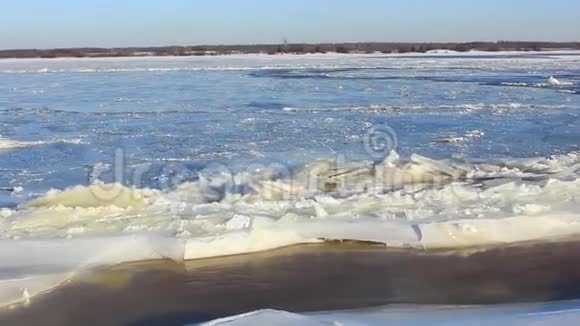 由于伏尔加河的强流有时会出现冻结延迟视频的预览图