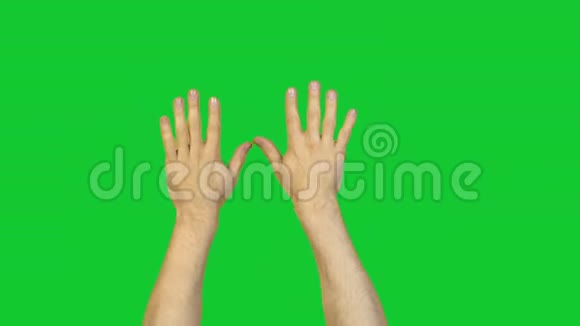 绿色背景上的男性拇指视频的预览图
