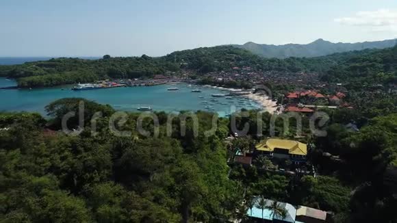 美丽的海滩在一个岛上靠近港口在夏季视频的预览图