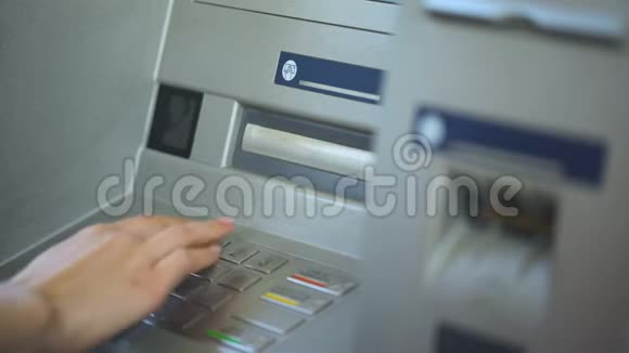 女人按下正确的按钮在ATM机上插入密码视频的预览图