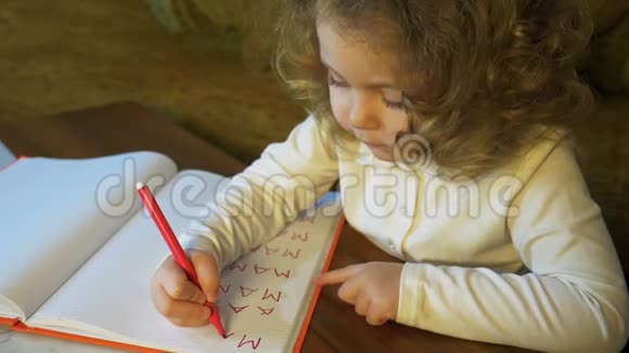 小女孩学会写她的第一个字视频的预览图