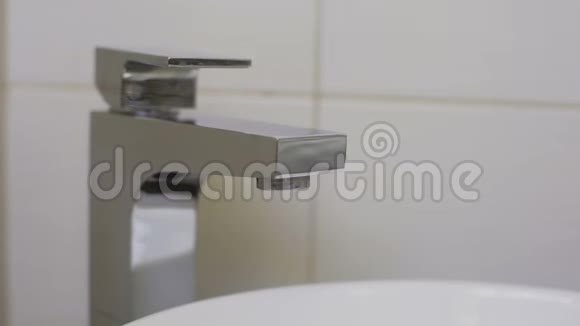 浴室安装新设备后水龙头的管道检查工作视频的预览图