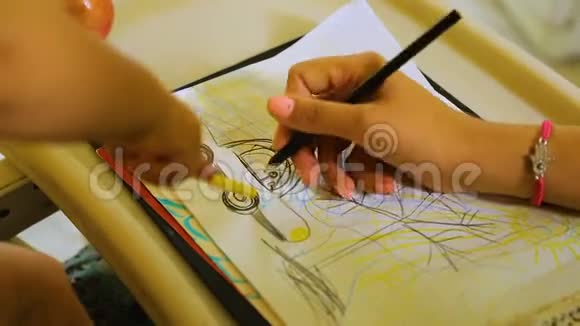 小孩子用铅笔画画拒绝妈妈的帮助有创造性的爱好视频的预览图