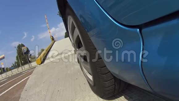 蓝色自动机动训练区汽车试驾运行新轮胎视频的预览图
