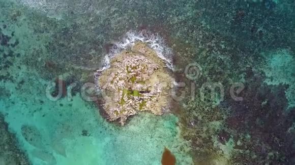 空中无人机射击从鸟瞰珊瑚岛景色相机向下看慢慢旋转视频的预览图