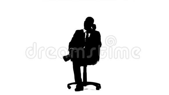 穿西装的商人坐在椅子上打电话白色背景剪影视频的预览图