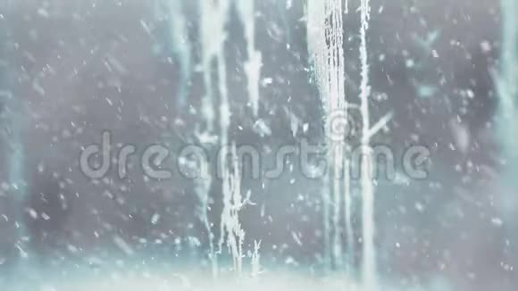 冰冻冬季玻璃的雪花视频的预览图