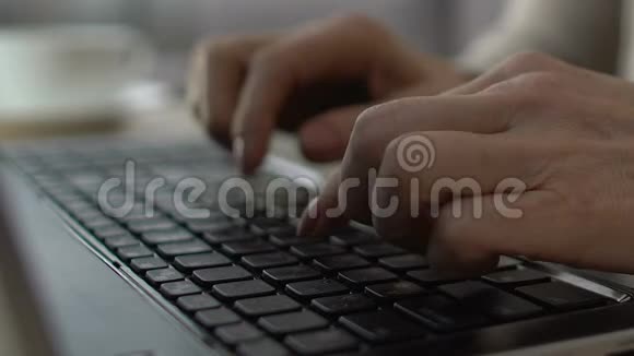 女性手在笔记本电脑键盘上打字老年人自信特写视频的预览图