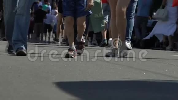 许多人沿着宽阔的城市街道城市节日慢动作散步视频的预览图