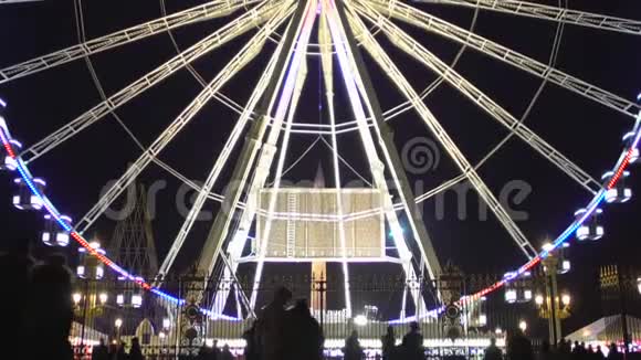 巴黎摩天轮缓缓旋转的夜晚人们游览游乐园地标视频的预览图
