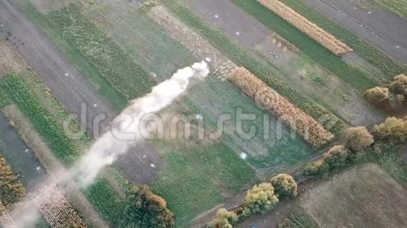 鸟瞰村庄在村庄和田野上空飞行视频的预览图