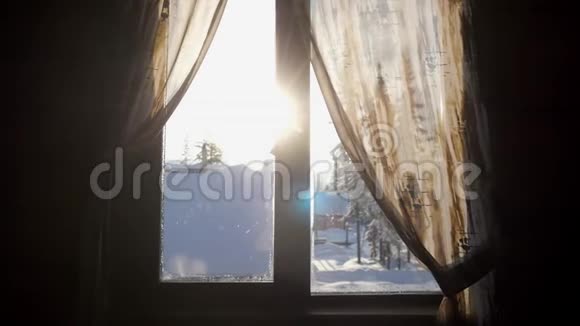 望着窗外飘落的雪美丽的冬天慢动作3840x2160视频的预览图