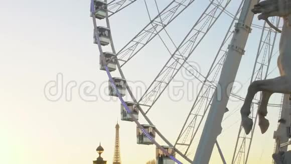 帕伽索斯马术雕像大轮和埃菲尔铁塔著名的巴黎城市景观视频的预览图