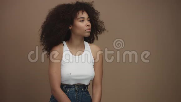 混合种族黑人妇女的慢镜头肖像头发随风移动视频的预览图