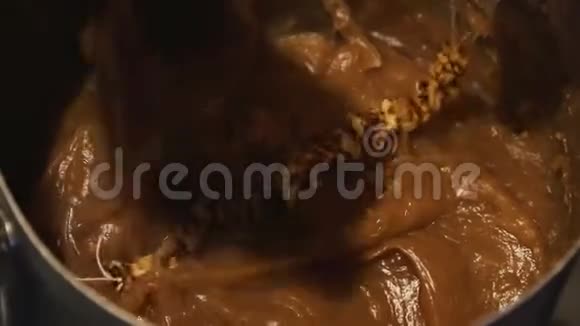 女人用葡萄汁混合料覆盖串坚果烹饪甜美的香菜视频的预览图