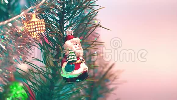 挂在树上的圣诞玩具视频的预览图
