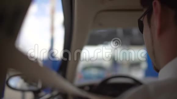 年轻商人驾驶汽车付费停车优质服务交通视频的预览图