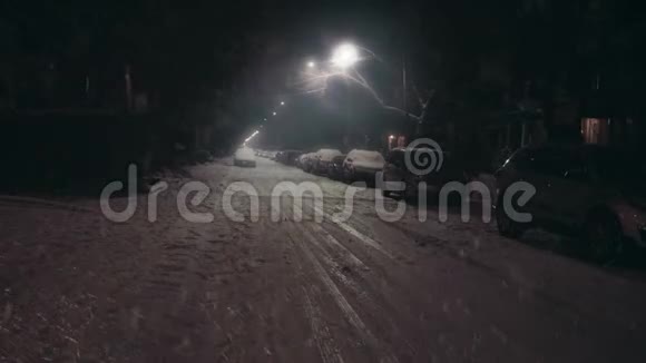 在冬天的暴风雨中城市街道在晚上视频的预览图