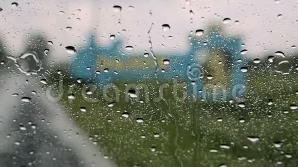 利沃夫路标志在城市入口透过雨滴窗思乡怀旧视频的预览图