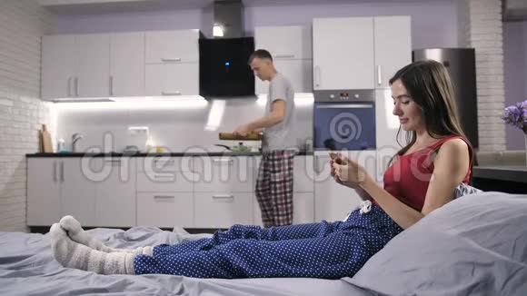 有爱心的丈夫在床上为妻子供应早餐视频的预览图