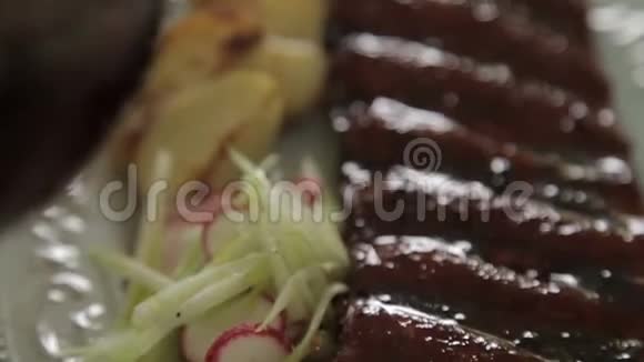 烧烤排骨与烤土豆和卷心菜在盘子里红酒杯视频的预览图