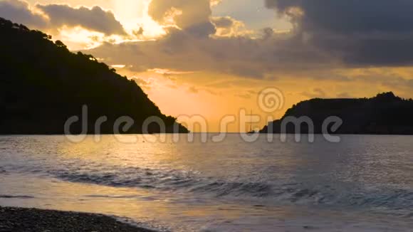 美丽的日落海滩光束土耳其海景马尔马里斯土耳其视频的预览图