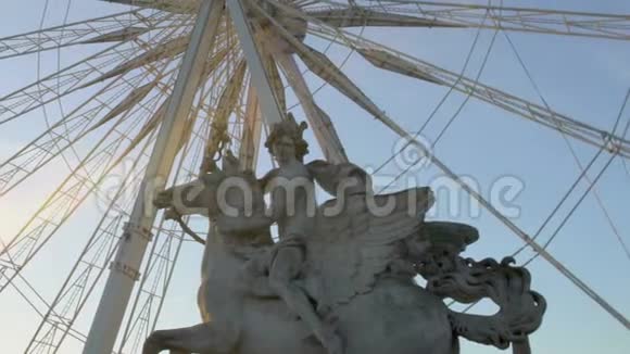 日落时在大轮前的飞马马术雕像在巴黎观光视频的预览图