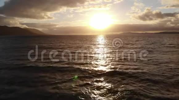 海洋上的金色日落惊人的空中镜头视频的预览图