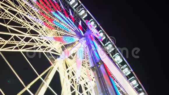 装饰和照明圣诞灯的大轮巴黎游乐园视频的预览图