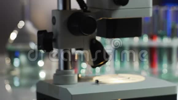 实验室助理在显微镜下检查病毒科学研究视频的预览图