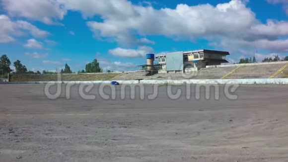 汽车在废弃的带有蓝天背景的汽车跑道上行驶视频的预览图