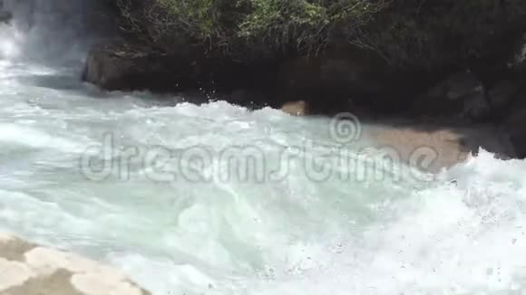 暴风山河穿过峡谷视频的预览图