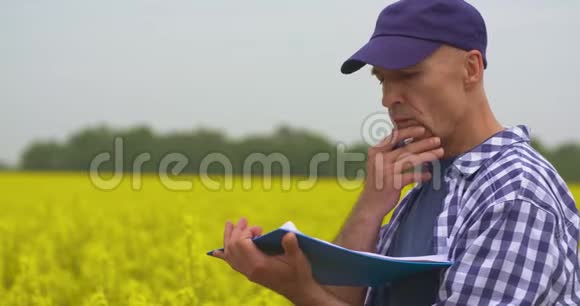 农民在油菜田做笔记视频的预览图
