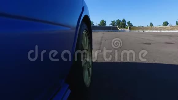 在高速公路上赛车时的跑车侧景视频的预览图
