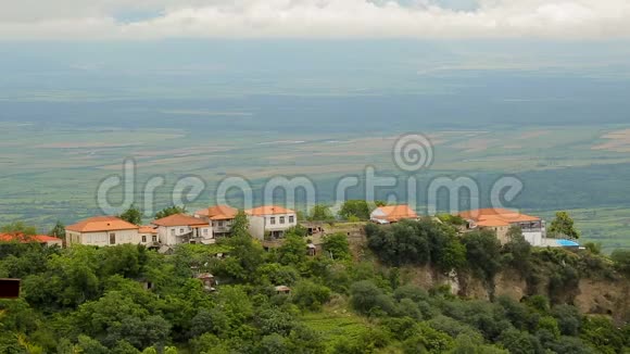 鸟瞰舒适的村庄清新的空气和美丽的景观格鲁吉亚视频的预览图