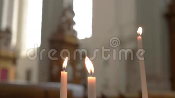 蜡烛在风中燃烧视频的预览图