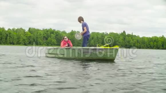 一位科学家用一种特殊装置测量湖的深度视频的预览图