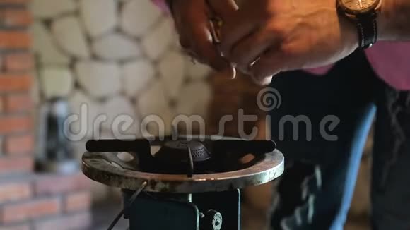 一名男子试图点燃烧炉用于烹饪和加热室工作设备视频的预览图