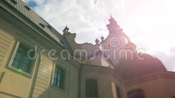 阳光照亮了利沃夫美丽的教堂建筑祈祷的地方祝福视频的预览图
