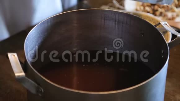 家庭主妇将甜浆混合在锅制作糖果手工甜点中视频的预览图