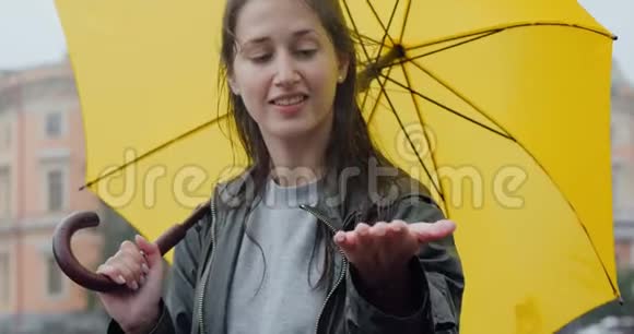 学生在雨中润湿了她的手高兴起来视频的预览图