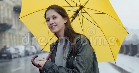 雨中带伞的女孩乘出租车视频的预览图