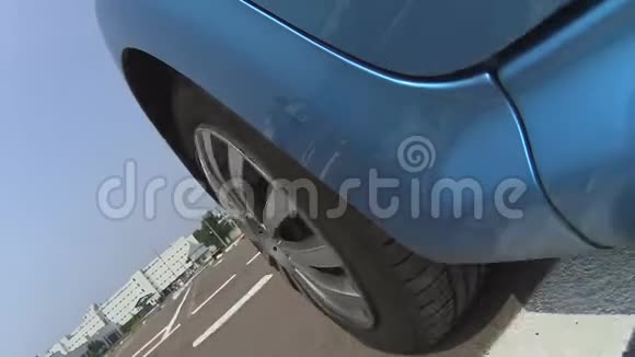 蓝车在沥青汽车跑道上行驶驾驶学校的实践课考试视频的预览图