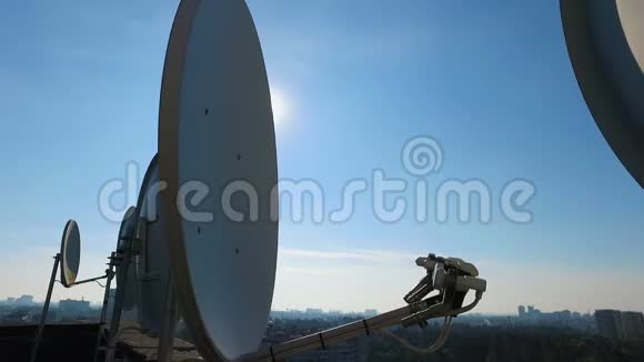 屋顶上的大型卫星天线捕捉无线电波科技产业视频的预览图